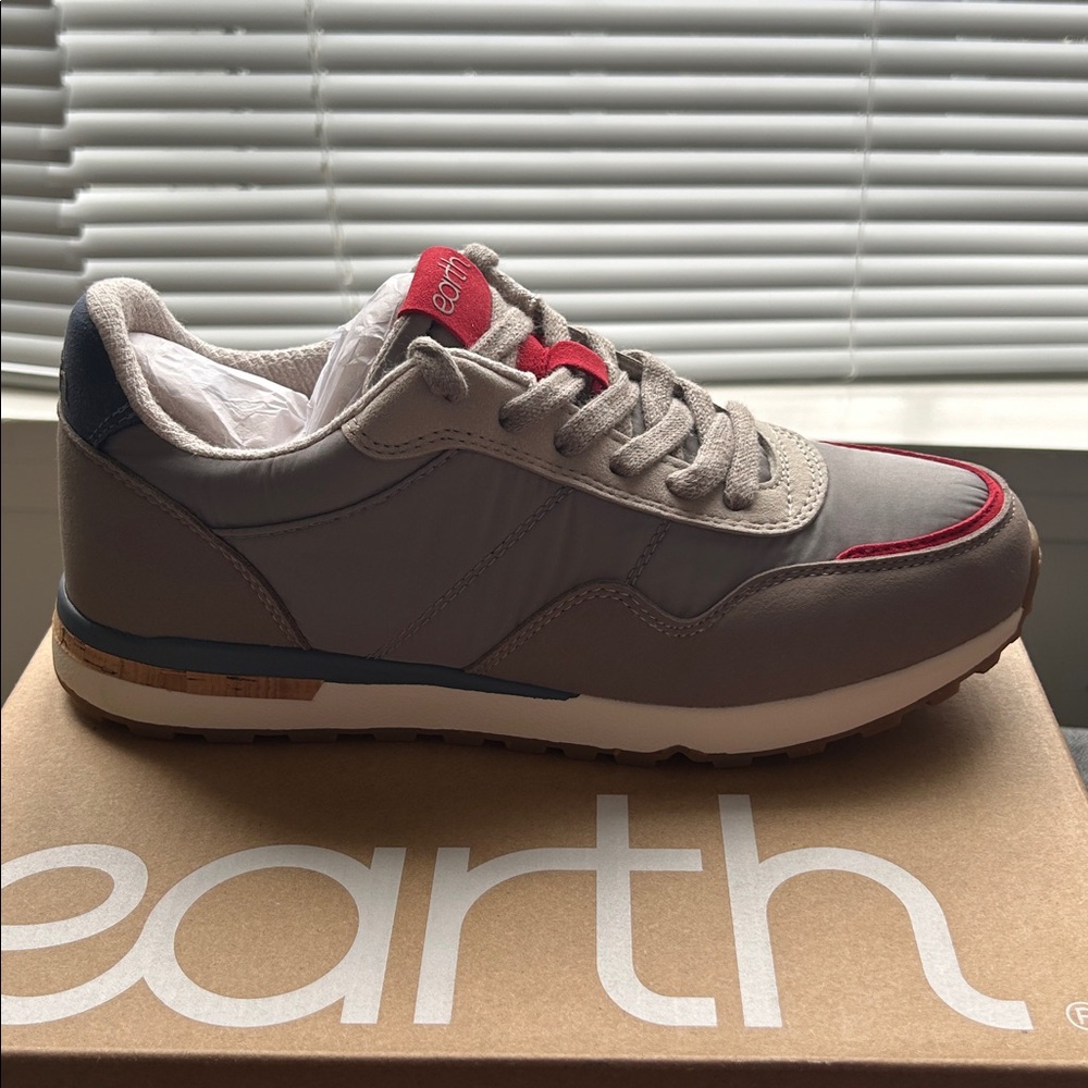 Earth
Maren Casual Lace-Up Sneakers